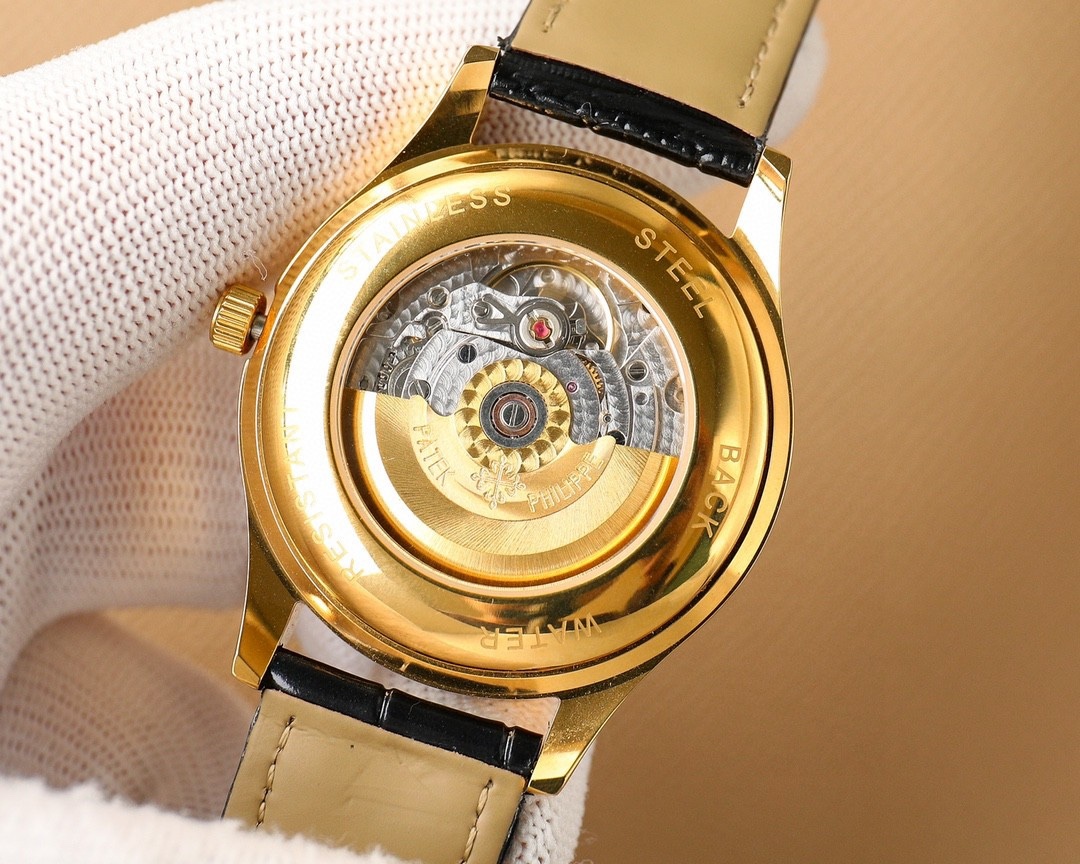 🌐🌐🌐百達翡麗Patek Philippe男士腕表🔥．腕表月相系列,秉持了百達翡麗的一貫傳統，更唯美的結合了6字位日曆與被表友熱捧的日月星相，無論是經典雋永的錶盤設計，還是以精鋼或玫瑰金雕鑿的炫酷多邊線條都不例外。更採用了瑞士ETA2824一6機芯 ，功能6字位日曆大月相，表徑40。藍寶石玻璃。意大利小牛皮。原裝針扣🔥AD出品 精品不斷🔥