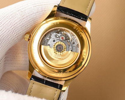 🌐🌐🌐百達翡麗Patek Philippe男士腕表🔥．腕表月相系列,秉持了百達翡麗的一貫傳統，更唯美的結合了6字位日曆與被表友熱捧的日月星相，無論是經典雋永的錶盤設計，還是以精鋼或玫瑰金雕鑿的炫酷多邊線條都不例外。更採用了瑞士ETA2824一6機芯 ，功能6字位日曆大月相，表徑40。藍寶石玻璃。意大利小牛皮。原裝針扣🔥AD出品 精品不斷🔥