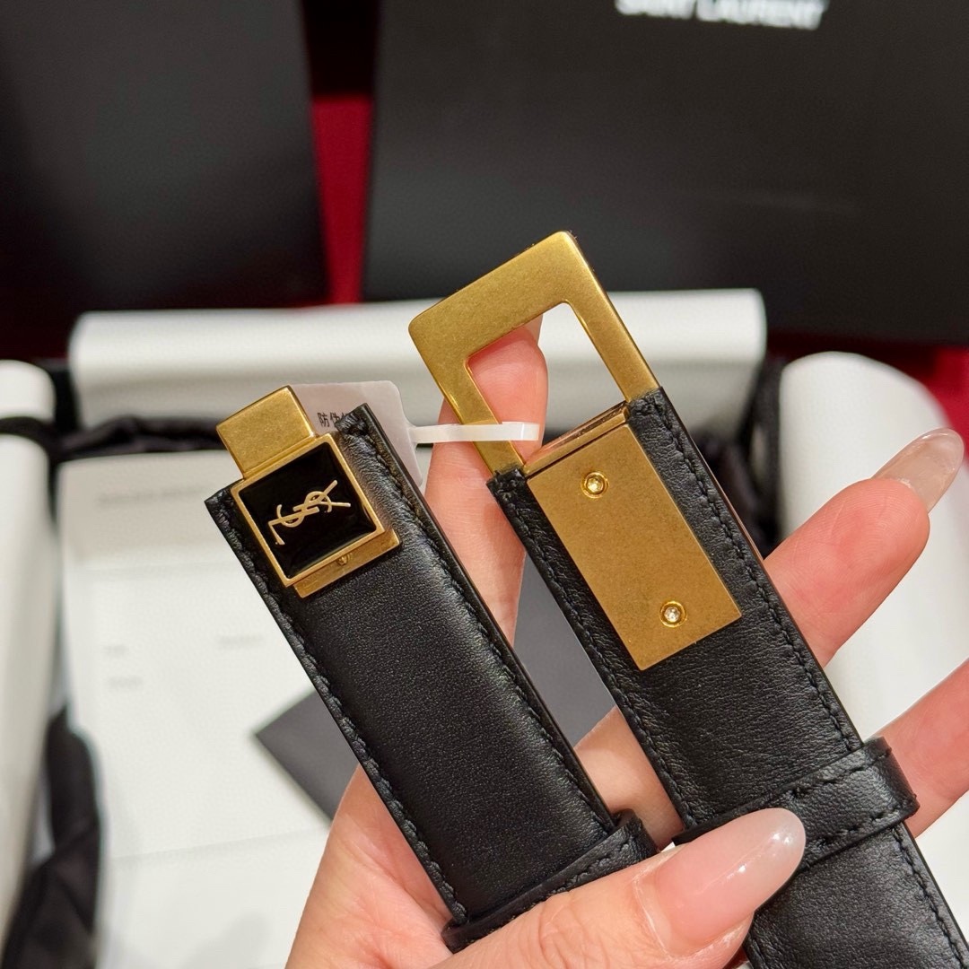 YSL頂級版復刻新寵腰帶
經典百搭款 搭配牛仔褲或者裙子都很好看 長短可調節 25mm寬 雙面進口小牛皮 精緻的真空鍍鈀搭扣飾有琺瑯字體效果