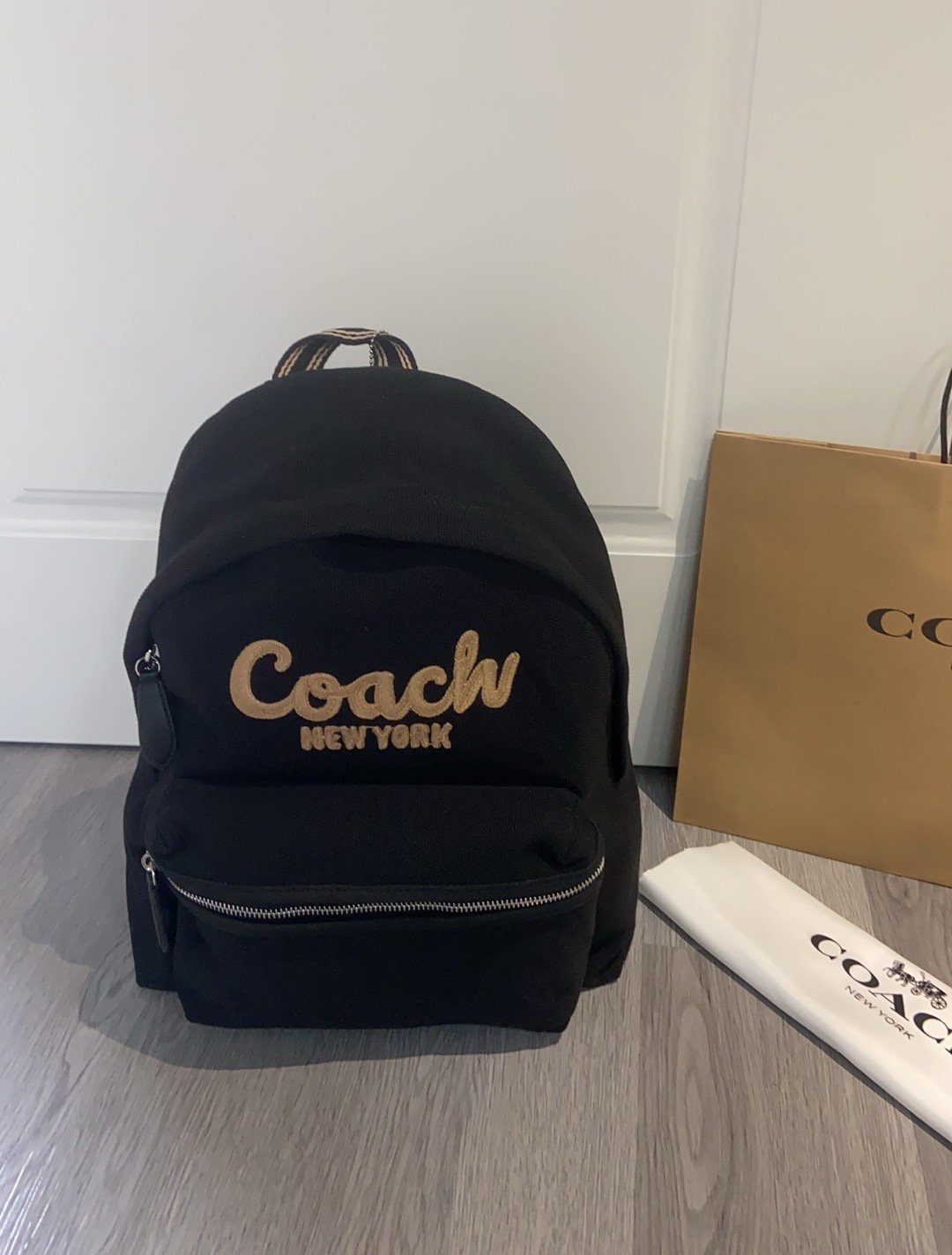 三月新款黑丹宁牛仔双肩包
最新三月新款丹宁双肩包
自重很轻~ 男女通用能放13-14寸的笔记本电脑
旅游上班出行都很方便。性价比超高