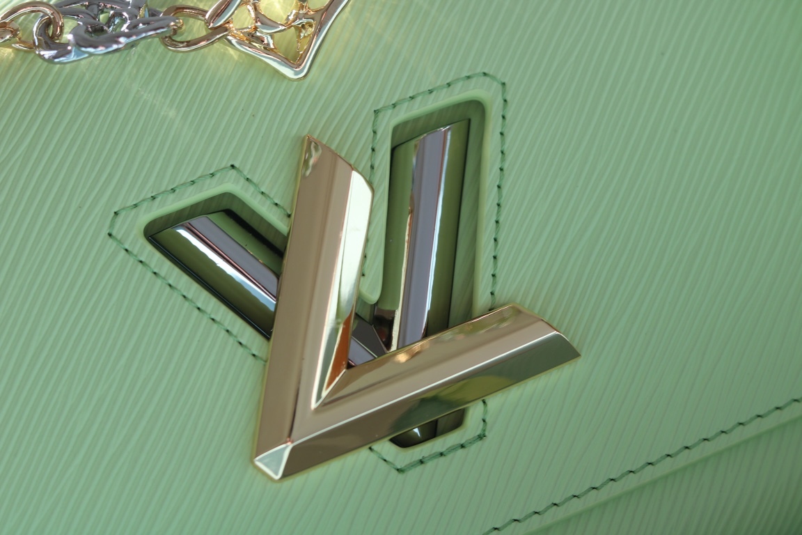 原版品質[玫瑰]歡迎貨比三家[玫瑰]款號：50391/22773/22774/23074/22768[玫瑰][玫瑰][玫瑰]本款Twist中號手袋將品牌標誌性Monogram花卉精巧融入裝飾鏈條，與雙色鎖扣相互呼應，優雅詮釋當季 TwistedFlowers主題。內貼袋之一配有可拆卸鏡子。
23x17x9.5釐米(長度x高x寬) Epi粒面皮革牛皮革飾邊牛皮革內襯金屬件
LVTwist扭鎖
內貼袋，配有可拆卸鏡子後側內貼袋
大號前內袋配有拉鍊袋肩帶:可拆卸，可調節包帶半長:350釐米