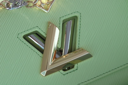 原版品質[玫瑰]歡迎貨比三家[玫瑰]款號：50391/22773/22774/23074/22768[玫瑰][玫瑰][玫瑰]本款Twist中號手袋將品牌標誌性Monogram花卉精巧融入裝飾鏈條，與雙色鎖扣相互呼應，優雅詮釋當季 TwistedFlowers主題。內貼袋之一配有可拆卸鏡子。
23x17x9.5釐米(長度x高x寬) Epi粒面皮革牛皮革飾邊牛皮革內襯金屬件
LVTwist扭鎖
內貼袋，配有可拆卸鏡子後側內貼袋
大號前內袋配有拉鍊袋肩帶:可拆卸，可調節包帶半長:350釐米