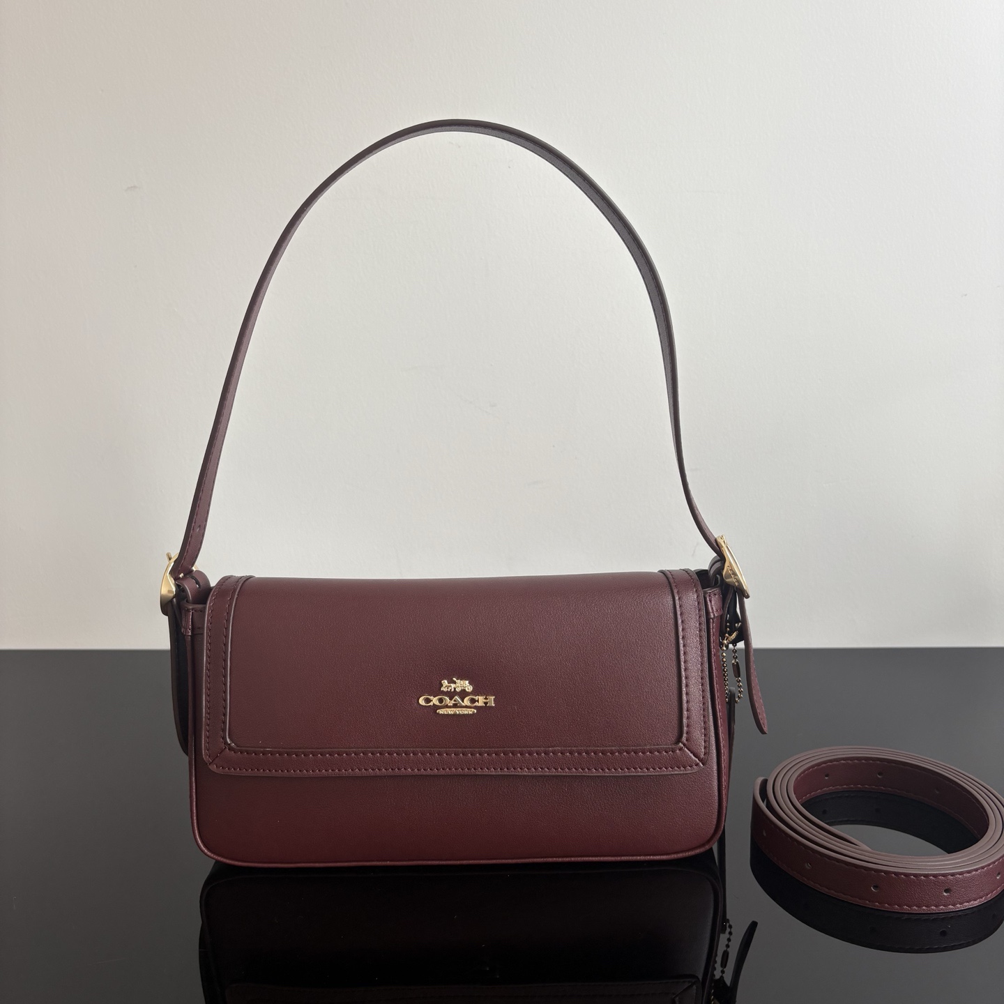 
【新品】COACH/蔻馳奧萊女士ETTA25號翻蓋單肩包腋下包高級通勤 CCV65尺寸25*13.5*6
