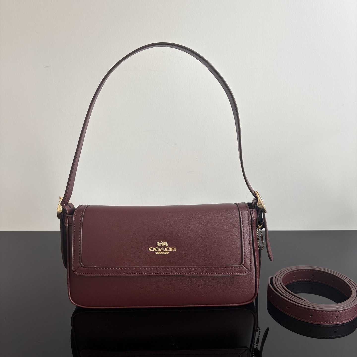 
【新品】COACH/蔻馳奧萊女士ETTA25號翻蓋單肩包腋下包高級通勤 CCV65尺寸25*13.5*6