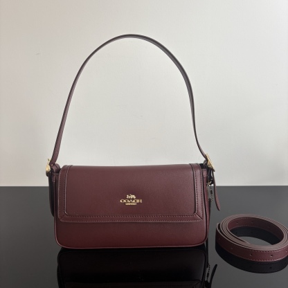 
【新品】COACH/蔻馳奧萊女士ETTA25號翻蓋單肩包腋下包高級通勤 CCV65尺寸25*13.5*6