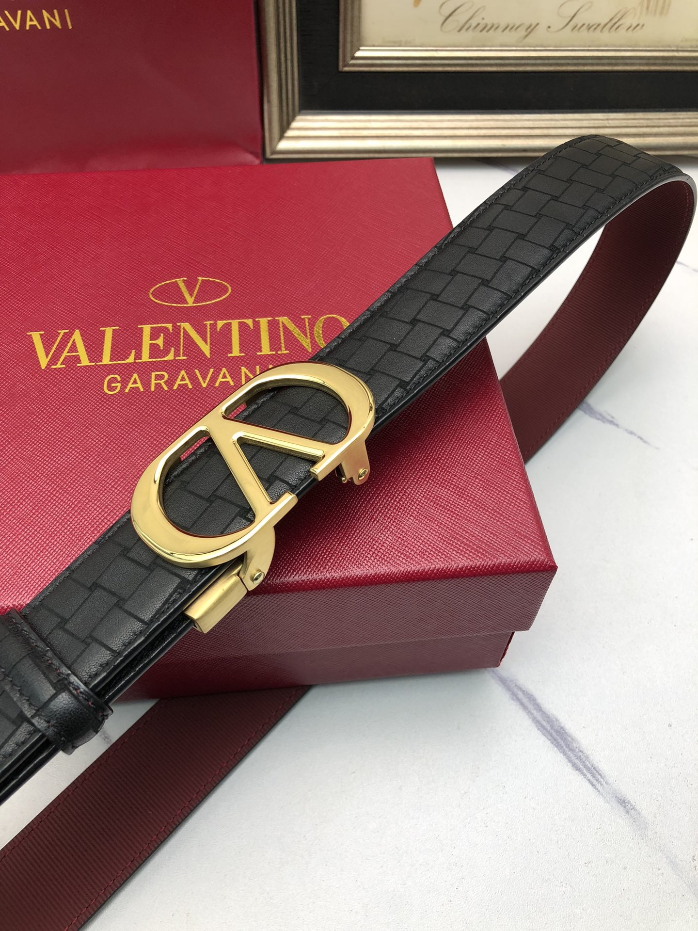 華倫天奴：原單頭層牛皮燙印花紋面，內襯頭層小牛皮底，搭配原單自動扣，可裁剪的自動帶，此款腰帶面雙採用意大利原定廠制進口牛皮帶身 ，對專版櫃足寬3.5