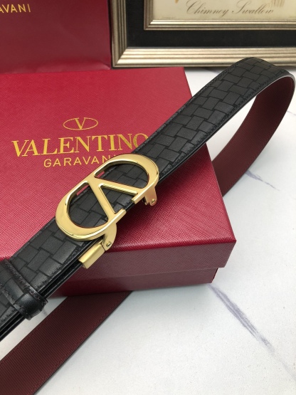 華倫天奴：原單頭層牛皮燙印花紋面，內襯頭層小牛皮底，搭配原單自動扣，可裁剪的自動帶，此款腰帶面雙採用意大利原定廠制進口牛皮帶身 ，對專版櫃足寬3.5