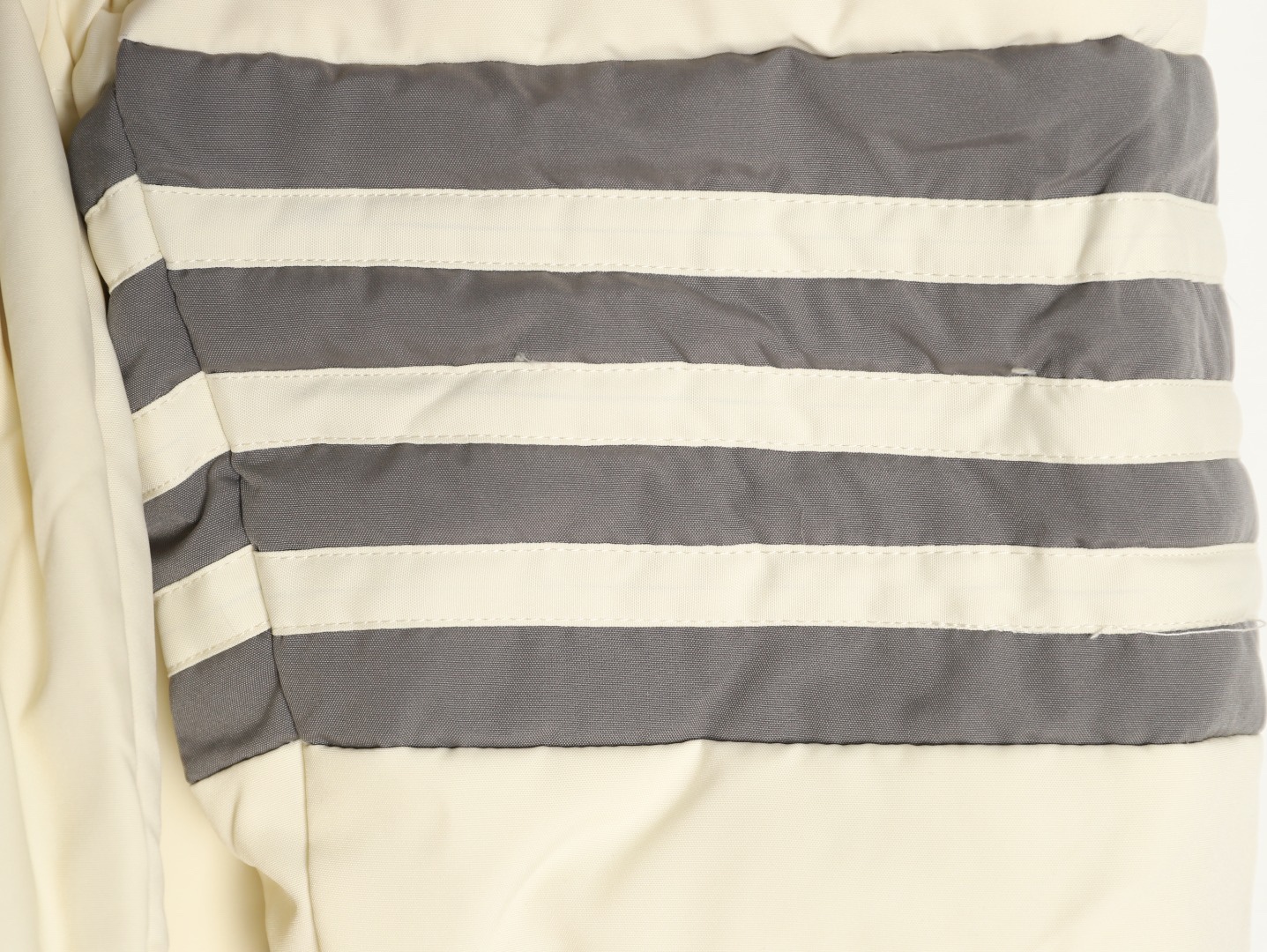 THOM BROWNE/湯姆布朗TB 四槓小狗長款羽絨服
採用進口90鴨絨填充 內外里加雙層內膽不會跑毛 高密度防風抗寒功能性面料 手感柔軟舒適  工藝更是精湛 嚴防鑽絨 採用國際先進的真空充絨技術 增加空氣隔層 不損傷羽線 能保持羽原有的柔軟性、彈性及手感 將羽絨的保暖性發揮到最佳！
N Size：S-M