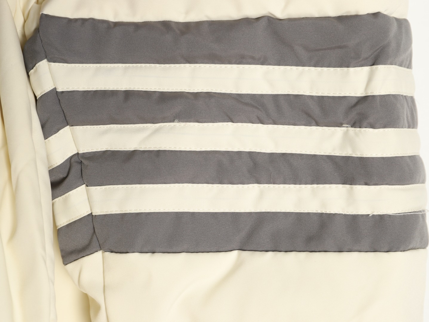 THOM BROWNE/湯姆布朗TB 四槓小狗長款羽絨服
採用進口90鴨絨填充 內外里加雙層內膽不會跑毛 高密度防風抗寒功能性面料 手感柔軟舒適  工藝更是精湛 嚴防鑽絨 採用國際先進的真空充絨技術 增加空氣隔層 不損傷羽線 能保持羽原有的柔軟性、彈性及手感 將羽絨的保暖性發揮到最佳！
N Size：S-M