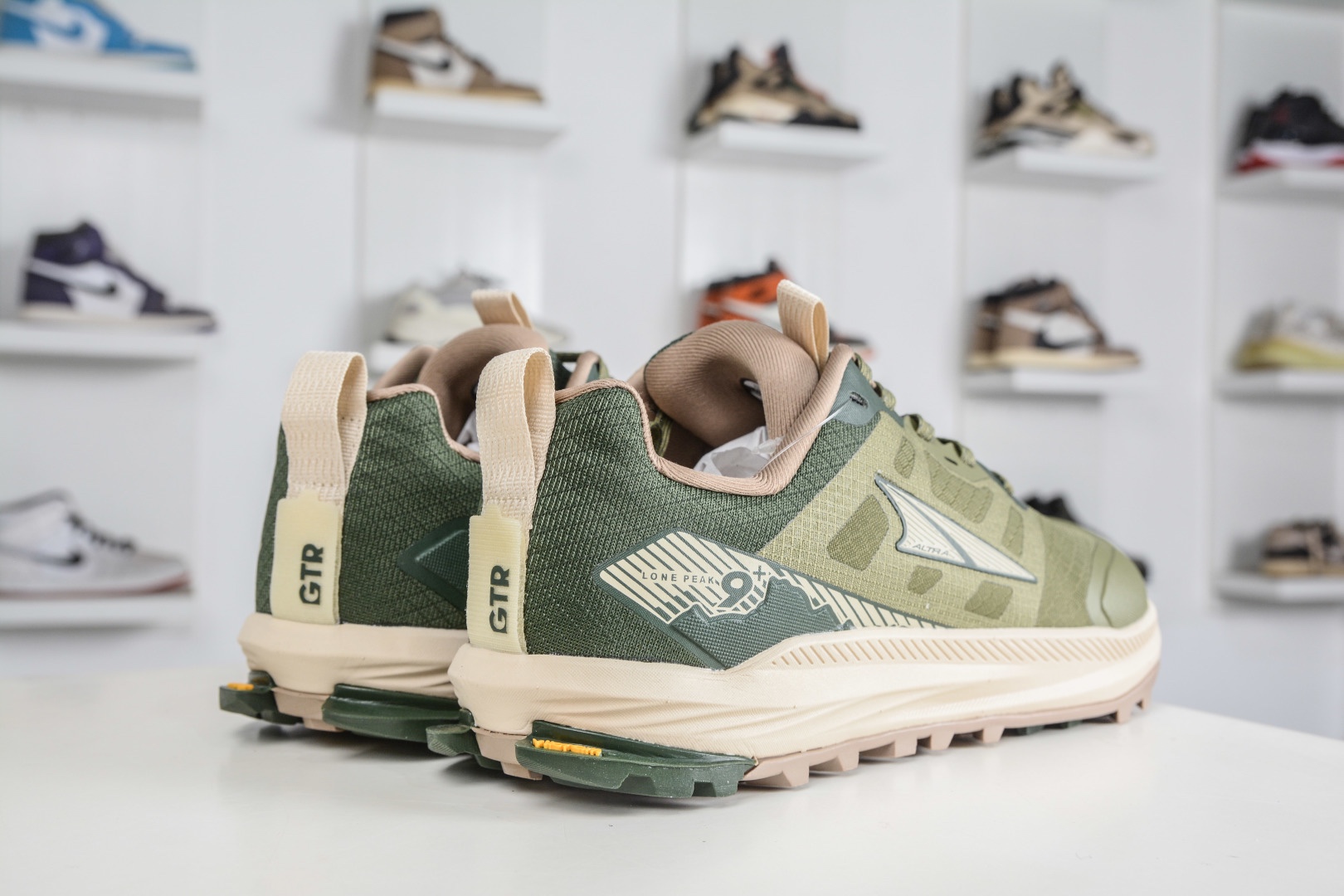 Altra Altra Lone Peak 9 奧創奧林匹斯9代 綠色 舒適百搭防滑耐磨低幫戶外跑步鞋 
貨號：AL0A85RG330
SIZE：39 40 40.5 41 42 42.5 43 44 44.5 45