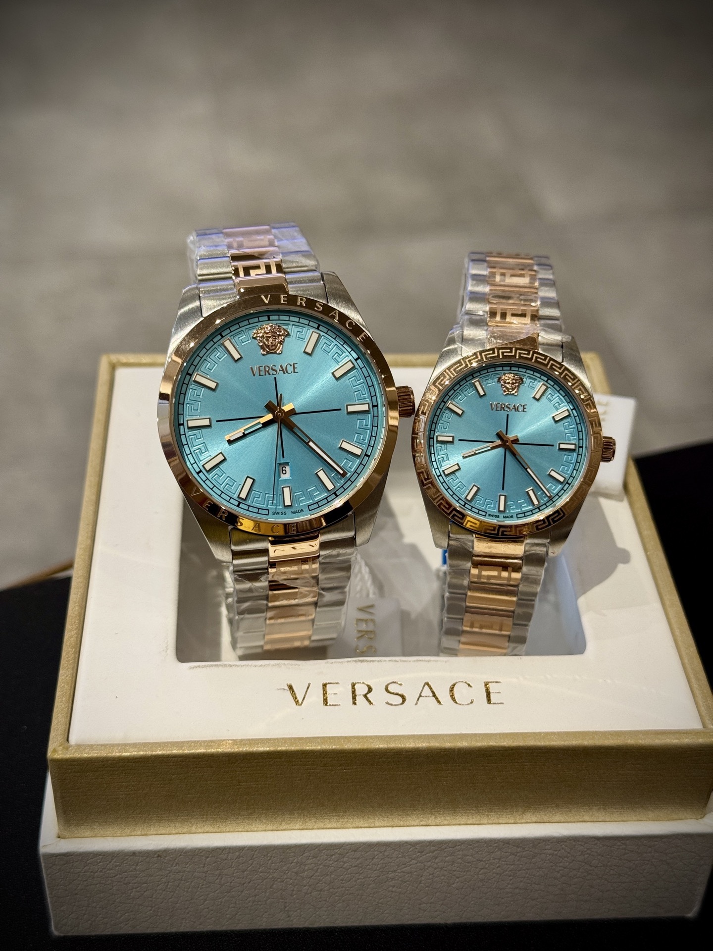 
Versace範思哲石英手錶，VERSACE MILLENYIUM  LADY系列，採用希臘回紋元素錶盤，12時位飾有美杜莎頭像展現範思哲經典圖案魅力，錶鏈印刻希臘回紋搭配雙按蝴蝶扣設計，兼具時尚與舒適，錶盤男款40mm 女款32mm 30米生活防水，進口石英機芯

立即搶購👉