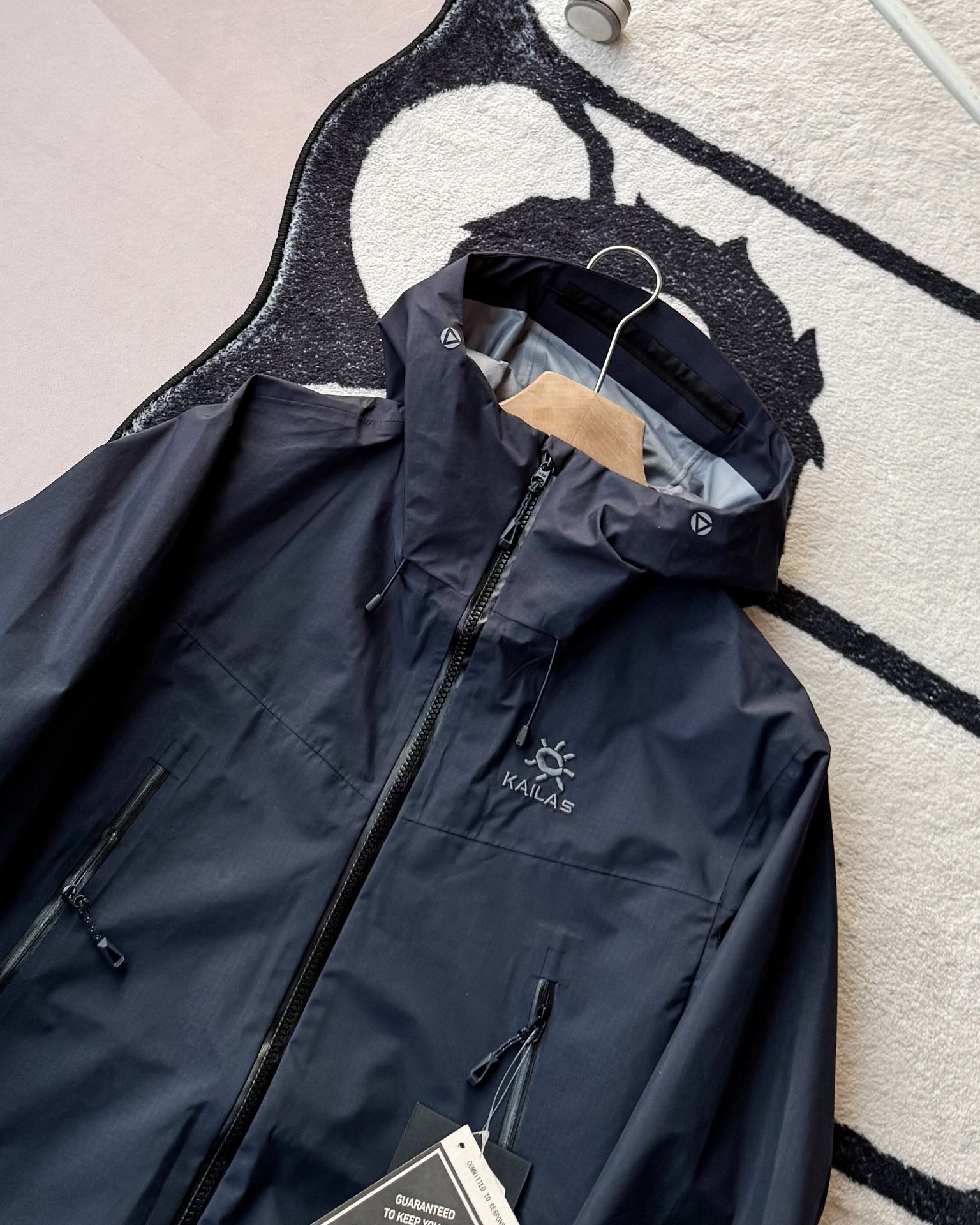 KAILAS凱樂石博格達衝鋒衣！防風防水透氣保溫，六色可選！面料採用與100D Gore-Tex Pro同級防護科技，人性化剪裁設計立體剪裁在肩部、肘部預留充足活動空間，背負重包時也不會束縛動作。風帽後側設有抽繩調節系統，暴雨時收緊可防止雨水糊臉；袖口採用鈎環固定，大幅活動時不易移位。透氣與輕量平衡腋下雙拉鍊設計能在運動時形成有效通風。整體重量控制得當，長途徒步不會造成負擔。可拆卸內膽：三合一設計最驚喜的是羽絨內膽
羽絨內膽特別輕便，保暖效果很好；可拆卸，很方便穿脫，拆掉羽絨內膽，就是一件風殼