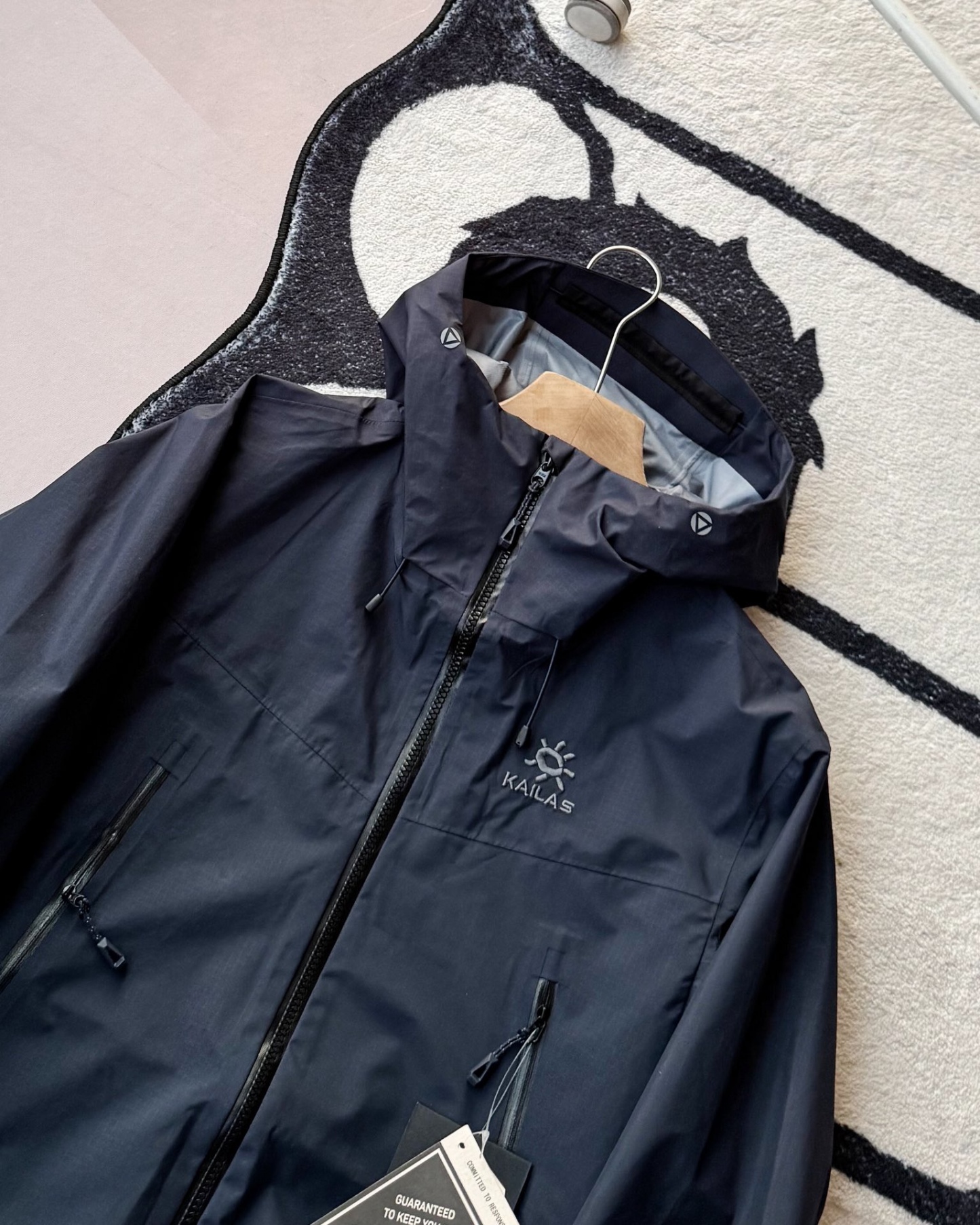 KAILAS凱樂石博格達衝鋒衣！防風防水透氣保溫，六色可選！面料採用與100D Gore-Tex Pro同級防護科技，人性化剪裁設計立體剪裁在肩部、肘部預留充足活動空間，背負重包時也不會束縛動作。風帽後側設有抽繩調節系統，暴雨時收緊可防止雨水糊臉；袖口採用鈎環固定，大幅活動時不易移位。透氣與輕量平衡腋下雙拉鍊設計能在運動時形成有效通風。整體重量控制得當，長途徒步不會造成負擔。可拆卸內膽：三合一設計最驚喜的是羽絨內膽
羽絨內膽特別輕便，保暖效果很好；可拆卸，很方便穿脫，拆掉羽絨內膽，就是一件風殼