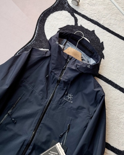 KAILAS凱樂石博格達衝鋒衣！防風防水透氣保溫，六色可選！面料採用與100D Gore-Tex Pro同級防護科技，人性化剪裁設計立體剪裁在肩部、肘部預留充足活動空間，背負重包時也不會束縛動作。風帽後側設有抽繩調節系統，暴雨時收緊可防止雨水糊臉；袖口採用鈎環固定，大幅活動時不易移位。透氣與輕量平衡腋下雙拉鍊設計能在運動時形成有效通風。整體重量控制得當，長途徒步不會造成負擔。可拆卸內膽：三合一設計最驚喜的是羽絨內膽
羽絨內膽特別輕便，保暖效果很好；可拆卸，很方便穿脫，拆掉羽絨內膽，就是一件風殼