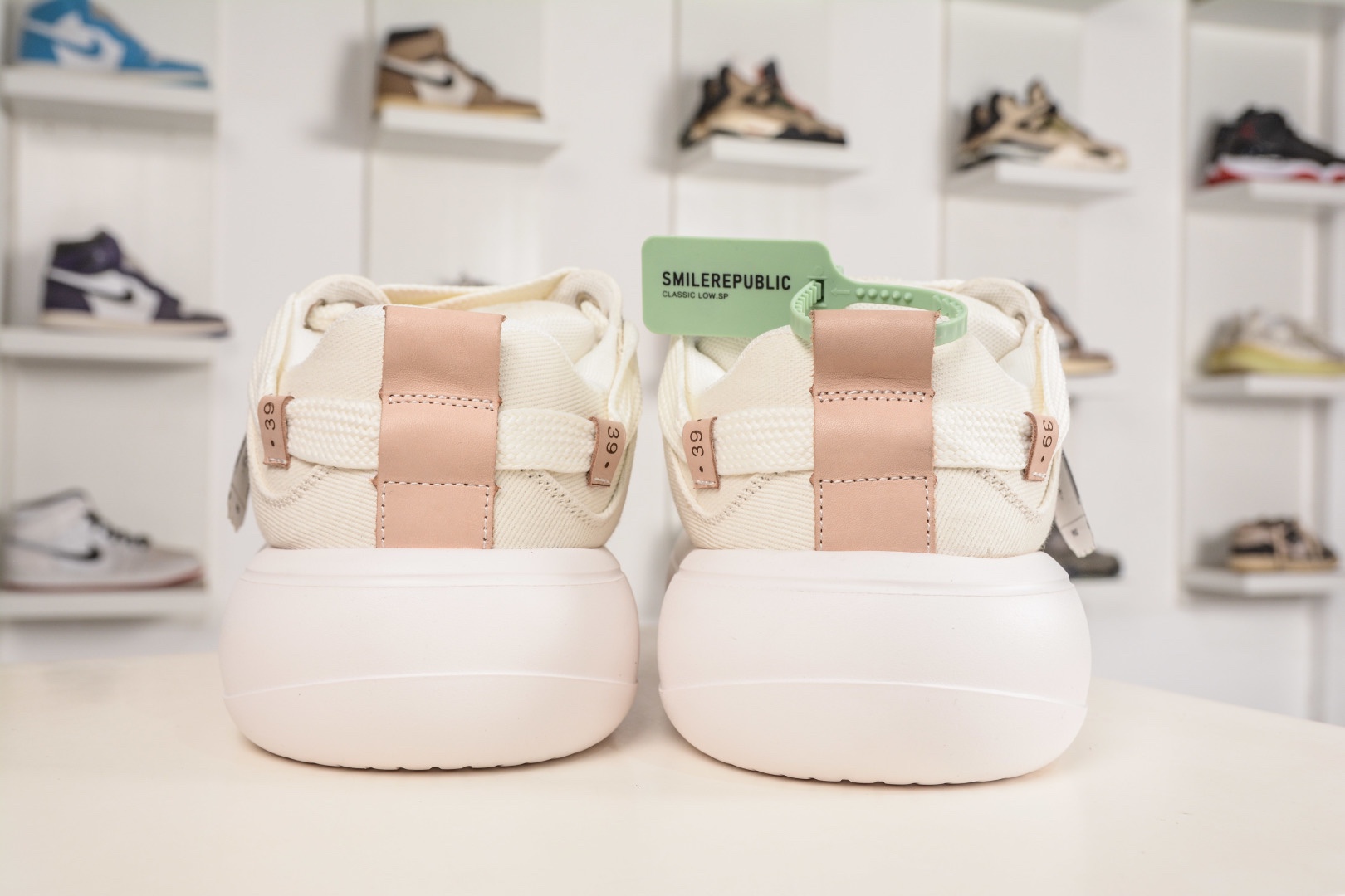 𝐒𝐦𝐢𝐥𝐞𝐫𝐞𝐩𝐮𝐛𝐥𝐢𝐜 SMI 開口笑麵包鞋系列 軟fufu的帆布鞋面透氣不悶腳，暴走一天也不累。5cm的雲朵厚底，悄悄拉長腿部線條，小個子秒變九頭身比例，視覺增高又完全不笨重。
尺碼：35 36 37 38 39 40 41 42 43 44
