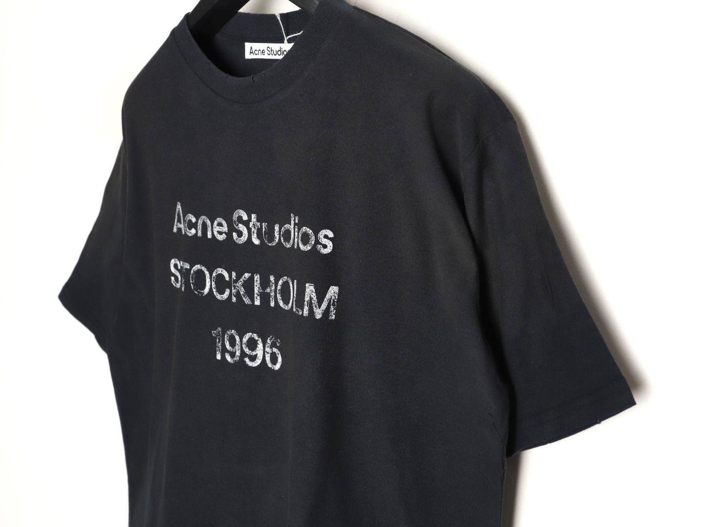🔝Acne Studios 26SS 1996字母印花短袖T恤
面料是定制定染的32支220g原版雙紗棉，胚布經過高盂環保染色，裁大貨前還要進行高溫環縮水，降低縮水率的同時使得手感更柔軟舒適，印花方面必須五層膠漿，第一遍必須為進口打底漿，填平布料上極為細小的線洞，再由高溫床烤乾再劇頗色，採用油墨因熱平網印花，一共刷五層，每一層間隔為時間為30分鐘，才能保證出來的成品保持原版的質感，全套開發輔料
尺碼：S-XL
