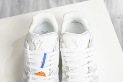 Louis Vuitton Trainer 系列板鞋 
Size：36 37 38 39 40 41 42 43 44 45 (偏大一碼）