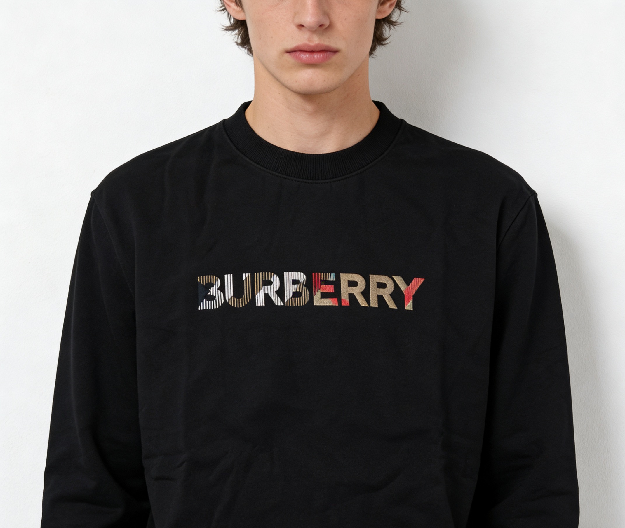 🔝BURBERRY巴寶莉BBR 八色字母繡圓領衛衣 
原版6350購入，原版採用400g 巴寶莉專用反面牛肚面料，反向毛圈底紗 魚鱗布料，螺紋450g雙紗，顏色按布料訂染，原版一致。
前幅進口機立體繡花，凹凸形狀與原版一致，羅紋針織包邊及絨里收納口袋均採用加固縫製，強化功能耐用性；在休閒運動中注入內斂英倫格調。整體完美平衡經典符號的當代轉化、穿著舒適度與日常實用性，成為詮釋現代精英休閒風的典範之作。男女同款
B Size：S-XL