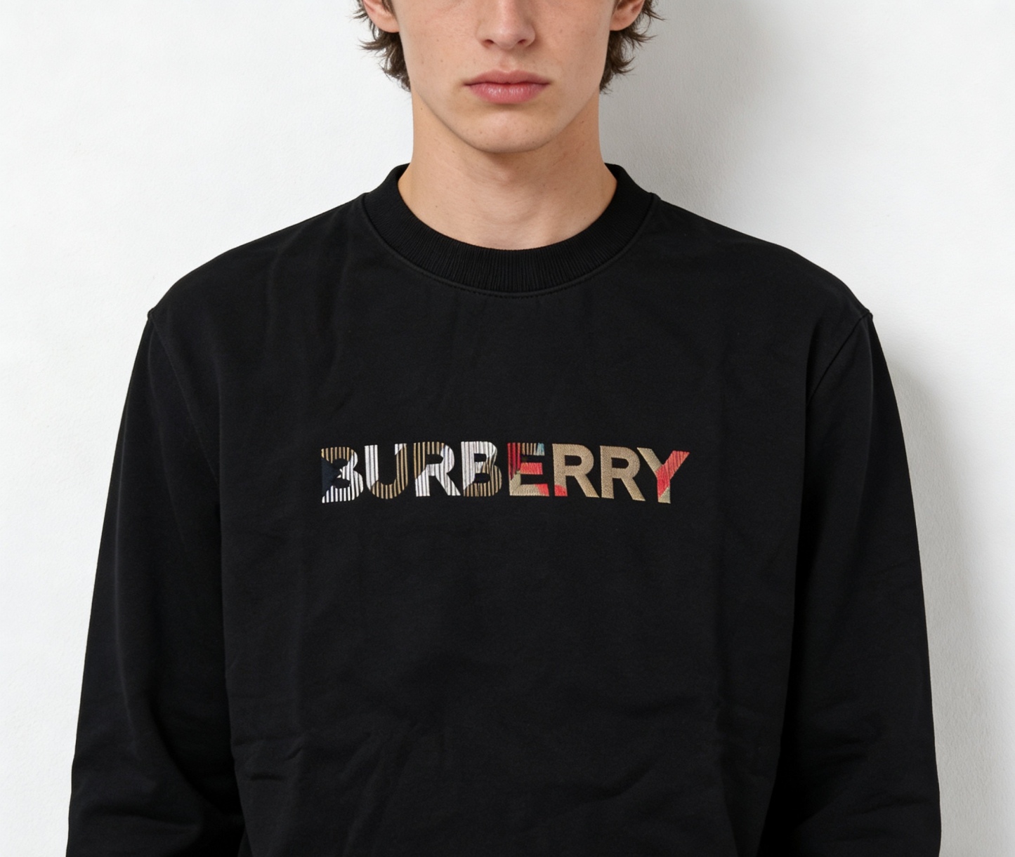 🔝BURBERRY巴寶莉BBR 八色字母繡圓領衛衣 
原版6350購入，原版採用400g 巴寶莉專用反面牛肚面料，反向毛圈底紗 魚鱗布料，螺紋450g雙紗，顏色按布料訂染，原版一致。
前幅進口機立體繡花，凹凸形狀與原版一致，羅紋針織包邊及絨里收納口袋均採用加固縫製，強化功能耐用性；在休閒運動中注入內斂英倫格調。整體完美平衡經典符號的當代轉化、穿著舒適度與日常實用性，成為詮釋現代精英休閒風的典範之作。男女同款
B Size：S-XL