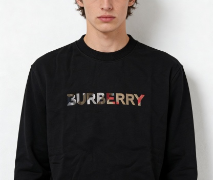 🔝BURBERRY巴寶莉BBR 八色字母繡圓領衛衣 
原版6350購入，原版採用400g 巴寶莉專用反面牛肚面料，反向毛圈底紗 魚鱗布料，螺紋450g雙紗，顏色按布料訂染，原版一致。
前幅進口機立體繡花，凹凸形狀與原版一致，羅紋針織包邊及絨里收納口袋均採用加固縫製，強化功能耐用性；在休閒運動中注入內斂英倫格調。整體完美平衡經典符號的當代轉化、穿著舒適度與日常實用性，成為詮釋現代精英休閒風的典範之作。男女同款
B Size：S-XL