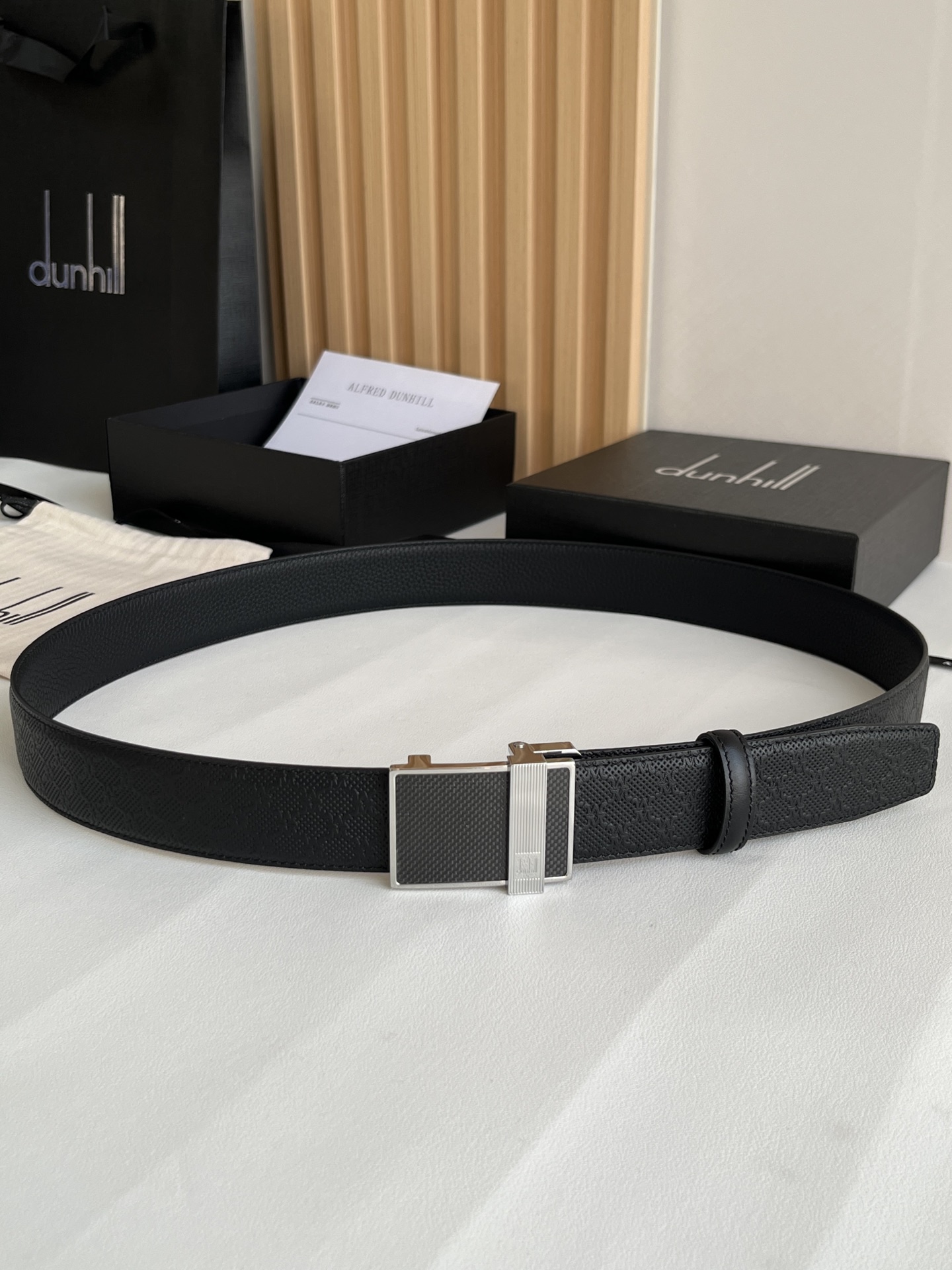 登喜路（Dunhill）是一家英國倫敦的男士奢侈品牌。皮帶以其精湛的工藝和經典的設計，成為男士配飾中的精品。皮帶的質感好、耐用性強，商務休閒百搭款！