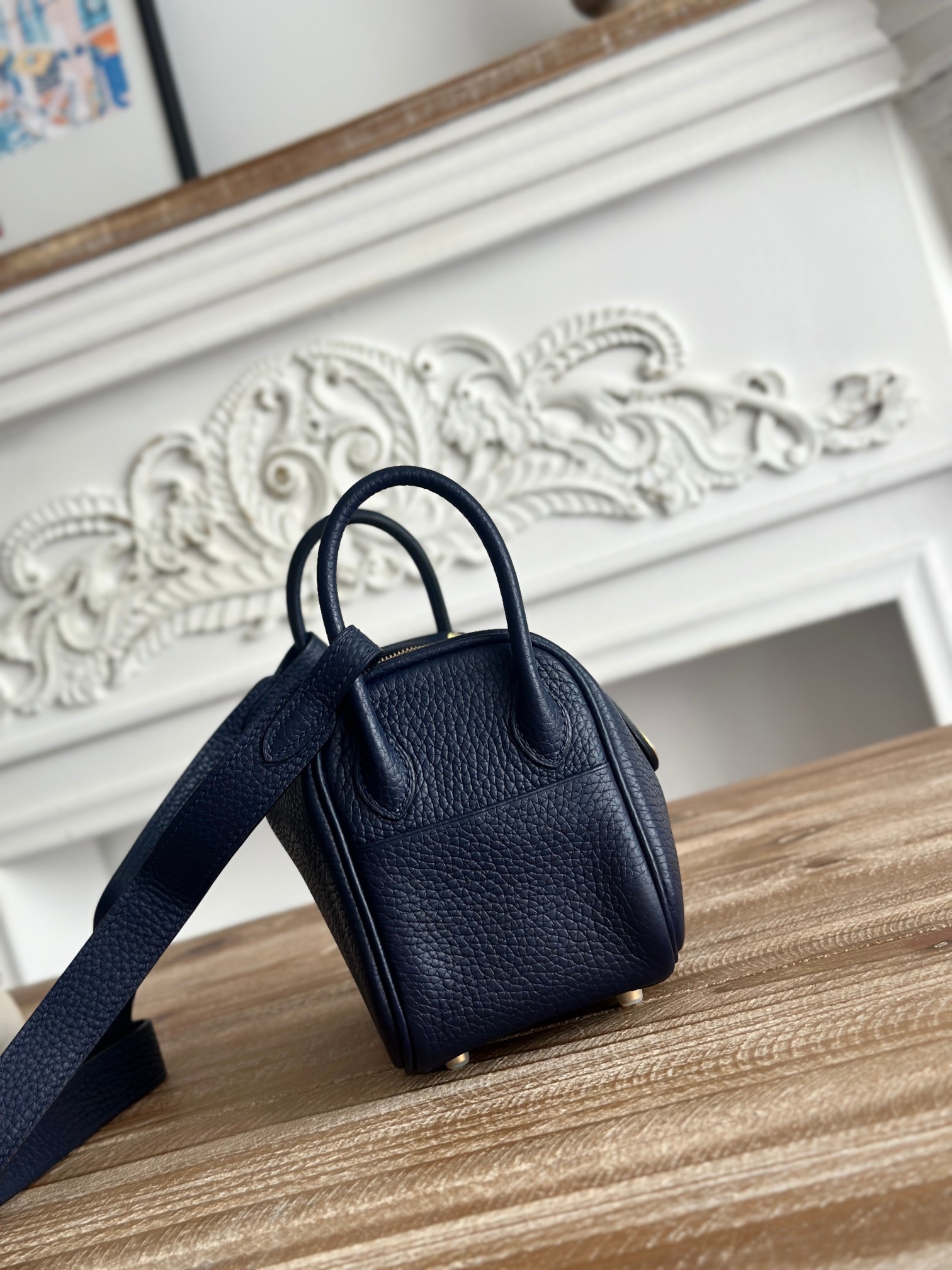 琳迪lindy 19cm	
Tc皮 蜜蠟線半手工縫製
lindy19保留了琳迪包所有細節的完整設計，側口袋、拉鍊等全部都是經典的設計√
這只小可愛暴擊了多少人的少女心