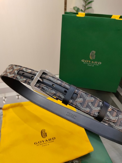 
Goyard(戈雅)腰帶源於法國奢侈品牌，設計風格簡約低調，腰帶身有標誌性帆布搭配進口頭層牛皮，腰帶扣採用簡約精品鋼扣，延續品牌的低調奢華，帶身寬度3.4CM，適用商務休閒日常佩戴。