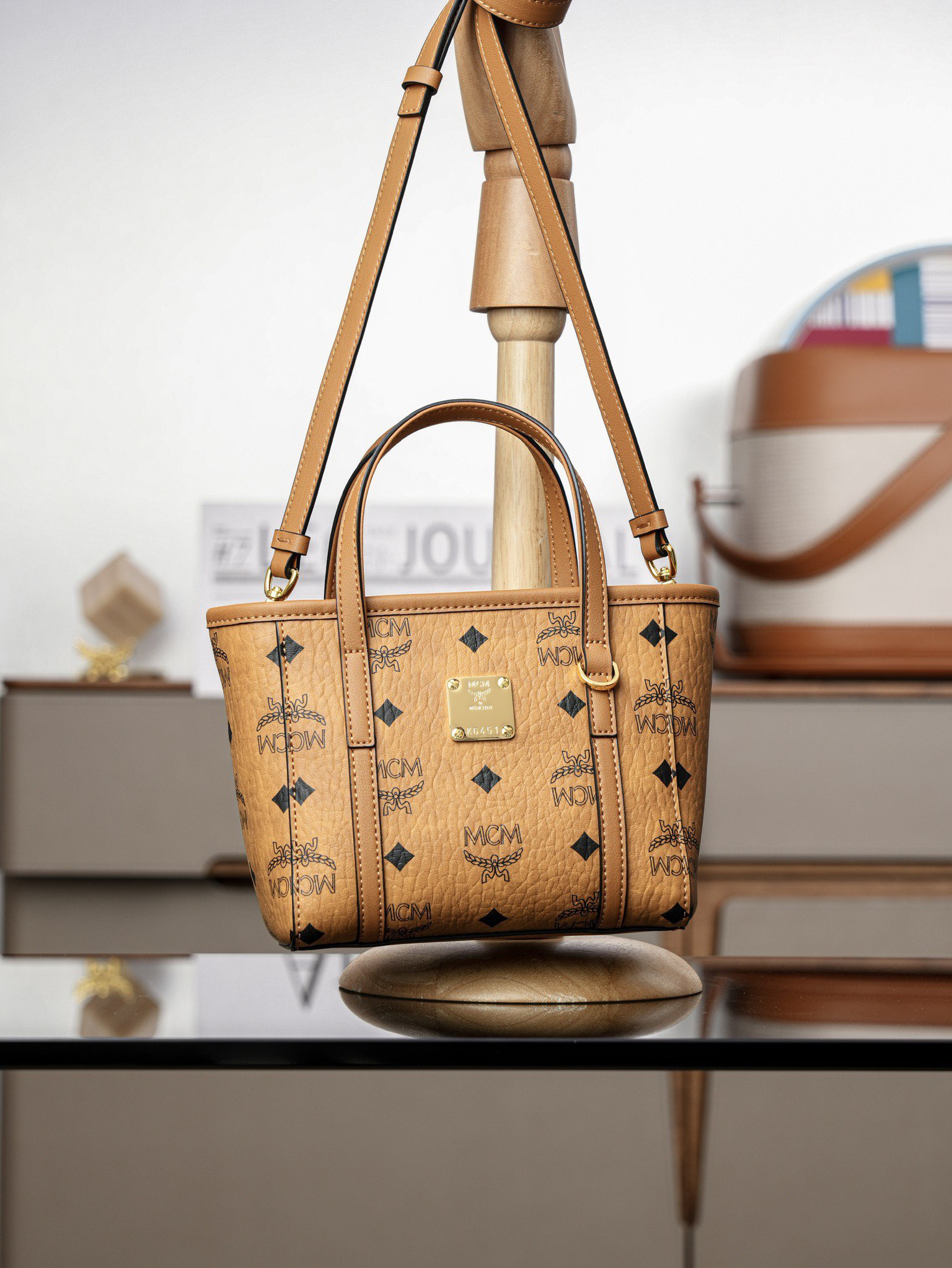 ®全新升級®官網同步
𝙈𝘾𝙈 𝙏𝙤𝙣𝙞 𝙓-𝙈𝙞𝙣𝙞
超迷你乾邑色#菜籃子

·CP獨家出品｜乾邑色
🉑️單肩🉑️斜挎 官網同步上新！
這款縮小版的Toni購物袋採用獨特的幾何設計，是一款小巧的隨身包袋。柔軟的皮革提手及可調節的皮革肩帶則可實現兩種攜帶方式。

型號：MWPFSMT03CO001
尺寸：16*9*14cm
肩帶：可調節100-126cm
開合：拉鍊式
顏色：乾邑色/Cognac🟫