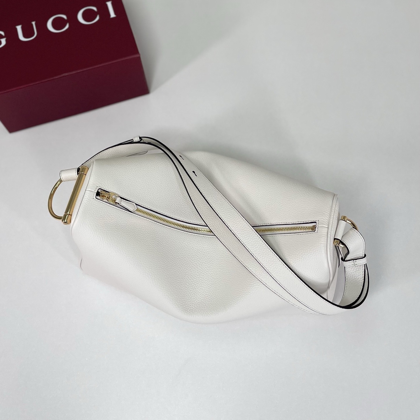 Gucci Half Horsebit系列大號肩背包，煥新呈現，以現代風格煥新演繹品牌最具標誌性的元素之一。該系列巧妙融蘊休閒廓形與標誌性的半馬銜扣配件，這也是其名稱的由來。內部：一個開口袋，可調節牛皮革肩帶，款號862530  尺寸38X20X15