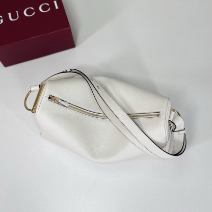 Gucci Half Horsebit系列大號肩背包，煥新呈現，以現代風格煥新演繹品牌最具標誌性的元素之一。該系列巧妙融蘊休閒廓形與標誌性的半馬銜扣配件，這也是其名稱的由來。內部：一個開口袋，可調節牛皮革肩帶，款號862530  尺寸38X20X15