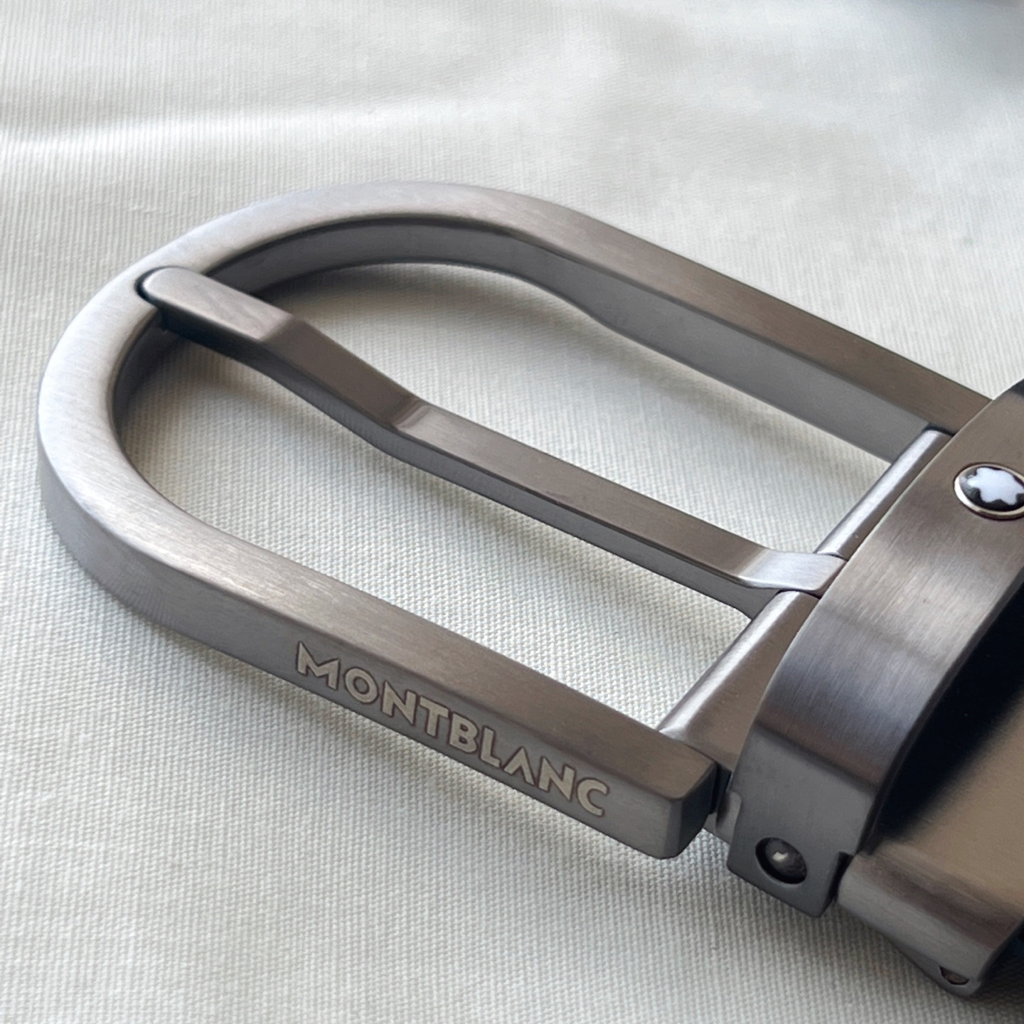 馬蹄形帶扣黑色/棕色雙面皮帶（35毫米）
馬蹄形閃亮鍍釕帶扣。可調節長度，3.5cm黑色和棕色雙面皮帶。打造經典靈動造型。
貨號 錶帶描述 黑色和棕色雙面牛皮皮帶 皮革圖案 金屬圓環上飾有萬寶龍六角白星 標識 搭扣裝置 易開啓裝置，可調節皮帶長度
搭扣形狀 馬蹄形主要顏色 黑色 | 棕色 搭扣類型 針扣式表扣