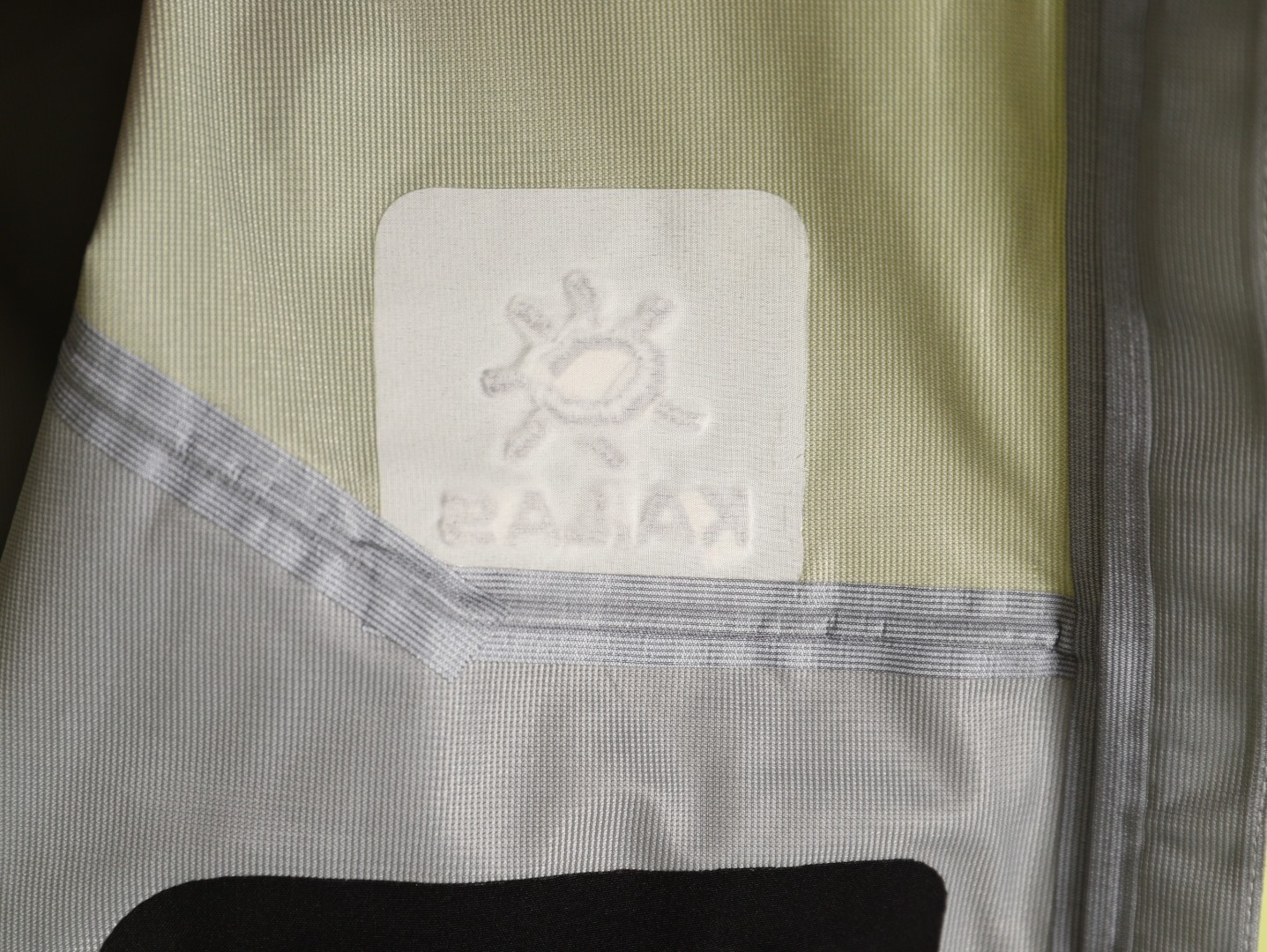 🔝Kailas 凱樂石· MONT X- LT  輕量化衝鋒衣外套

戶外與日常的理想之選，為你帶來極致體驗：

• 超輕量設計：M碼僅重284g，全衣重量減輕54%，極致輕量，穿上宛如無物，長時間徒步、攀爬毫無負擔。收納後體積小巧，如同一瓶礦泉水大小，輕鬆塞於背包一角，不佔空間。

• 卓越面料性能：採用40D GORE - TEX 3L面料，防水指數高達20,000mmH₂O以上，能抵御暴雨侵襲，在雨中行走也可保持身體乾爽。防風性能出色，可有效阻擋狂風。透氣指數達10,000g/m²/2