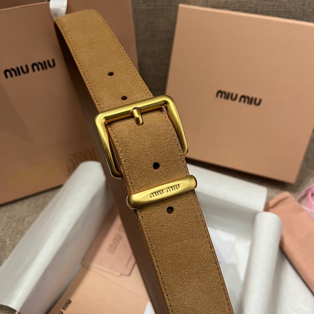 
  MiuMiu 今年大爆款上新‼️‼️
皮質絨面 冬天超適合絨絨的
這就是野性與可愛結合的反差美！
關但寬度粗 腰頭大 有一種野性與可愛結合的反差美～
炎名系上有甜酷甜酷的氛圍感喔#
寬度 ：3.5cm