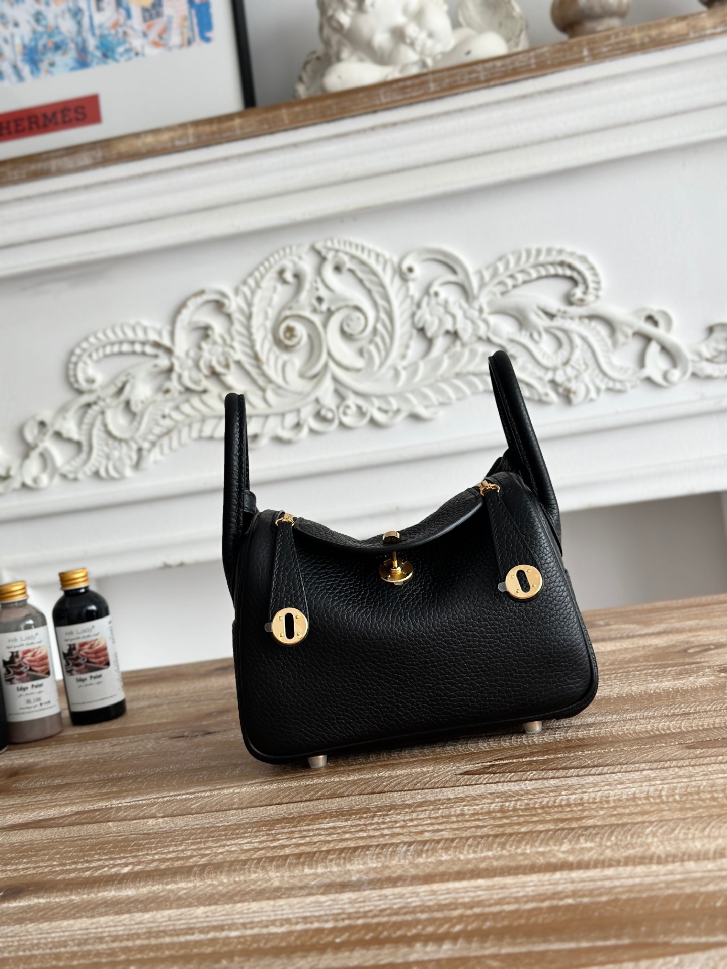 琳迪lindy 19cm	
Tc皮 蜜蠟線半手工縫製
lindy19保留了琳迪包所有細節的完整設計，側口袋、拉鍊等全部都是經典的設計√
這只小可愛暴擊了多少人的少女心