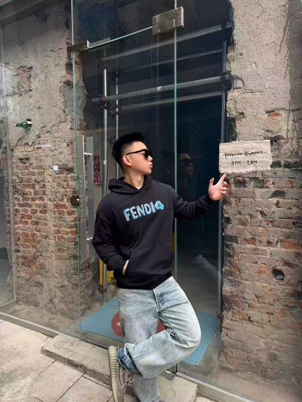 🔝FENDI芬迪FD 藍字母刺繡連帽衛衣
選用100%棉為基底編織而成的單面魚鱗布面料，正面為平滑的針織面，觸膚面通過針織機的浮線編織技術形成立體的毛圈，增加蓬松感， 同時觸感細膩。毛圈結構吸水量大且蒸發快，經過預縮處理之後，縮水率低於2%，確保成衣尺寸穩定。深藍色染整採用活性染料，色澤濃郁飽滿，多次洗滌不易褪色。
胸前“FENDI Flower”圖案採用日本田島繡花機精密刺繡，融合多色漸變與立體肌理，呈現獨特的水彩效果。字母與花朵圖案使用不同深淺的藍白漸變繡線，從淺藍到靛藍自然過渡，