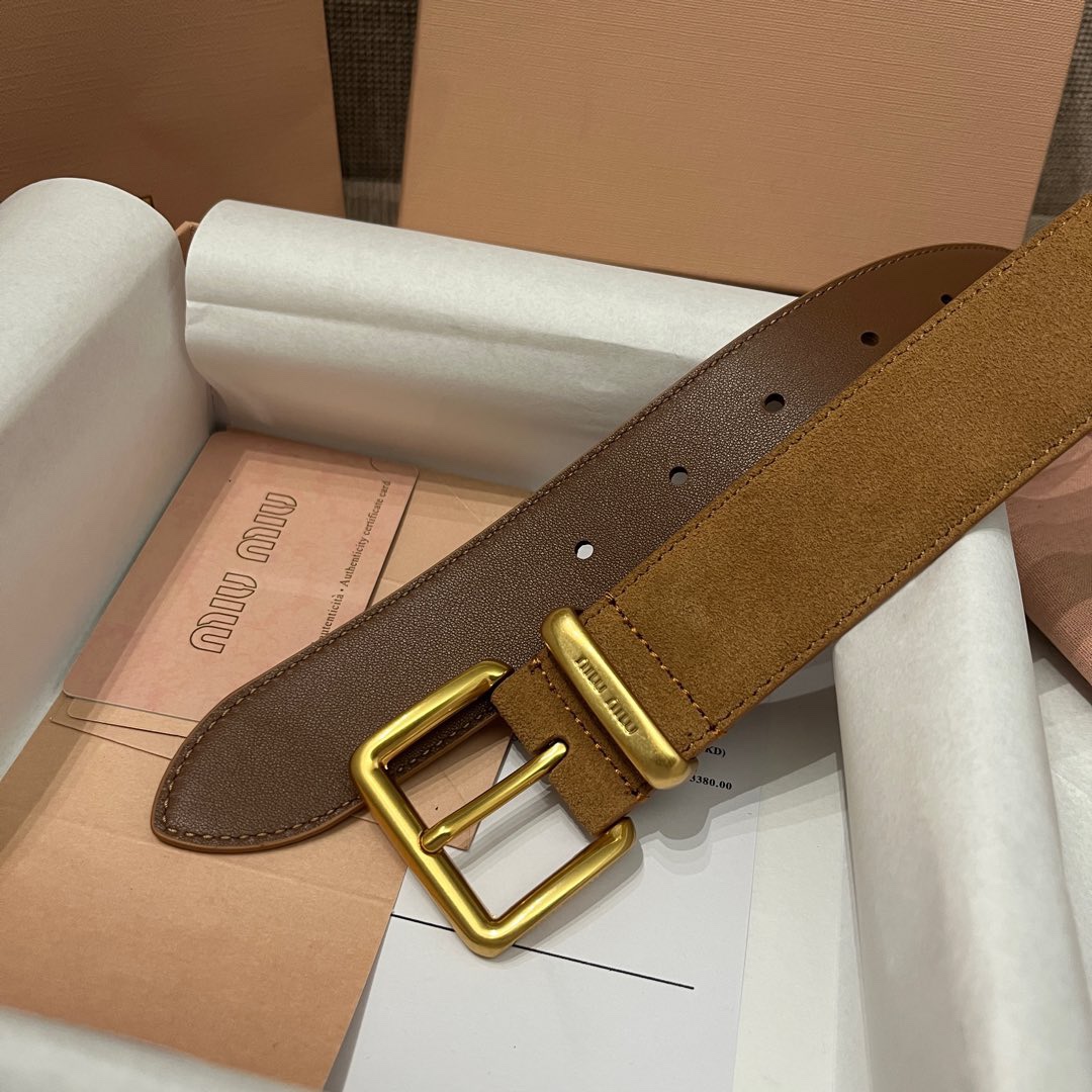 
  MiuMiu 今年大爆款上新‼️‼️
皮質絨面 冬天超適合絨絨的
這就是野性與可愛結合的反差美！
關但寬度粗 腰頭大 有一種野性與可愛結合的反差美～
炎名系上有甜酷甜酷的氛圍感喔#
寬度 ：3.5cm