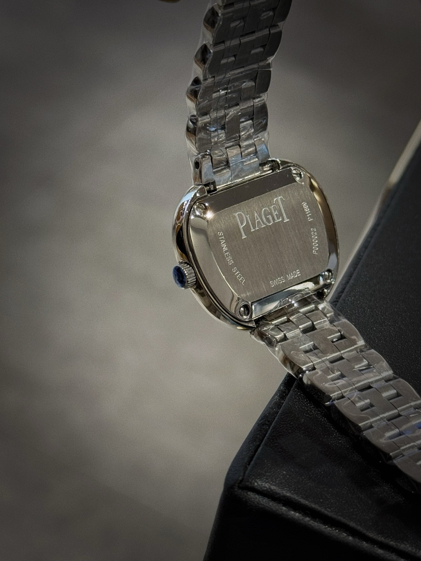 A8 factory•伯爵全新腕表 ﻿ #PiagetSixtie鎏金悅影系列 ﻿ 在瑞士鐘錶展「鐘錶與奇跡」閃亮登場！這款腕表游走於非凡制表工藝與黃金工藝之間，簡直是時尚與藝術的完美結合。Sixtie腕表採用獨特的梯形設計，重新詮釋1960年代末大膽華麗的風格，展現出獨特的魅力與優雅。
✨Sixtie系列腕表
✨直徑29毫米,
✨CNC數控雕刻精鋼梯形表殼
✨專櫃同步超薄厚度僅僅7mm
✨銀色太陽緞面打磨錶盤
✨316L精鋼錶鏈,搭載伯爵進口石英機芯  
認准A8出品！必屬精品！大廠品質！歡迎轉載！