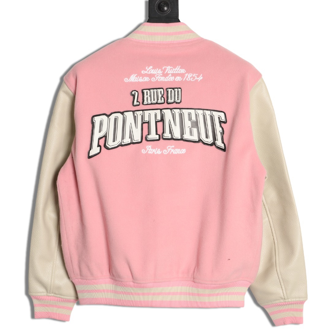 LOUIS VUITTON/路易威登LV 拼色皮袖棒球服外套
對不起讓你們久等了，拿到正品就開始張羅這件衣服所有的事情！
單單面料來講我就定做了一個多月，顏色成分一比一的還原！面料成分有%65的羊毛，%15天然絲%10的氨綸%10絨⚠️混合定織而成，總的克重有900多克！還有最為關鍵的是它的色牢度，絕對不會褪色！袖子用的澳洲進口小牛皮，加工定型，上色，水洗，紋路保留了原有的顆粒結構！厚實飽滿圓潤！
刺繡使用進口毛巾繡機器，先把每個圖案繡在毛詹上，在用紅外線激光雕刻出來，再有縫紉機進行固定，