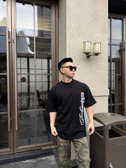 🔝BALENCIAGA巴黎世家BLCG 側邊草體字母短袖T恤
正品購入開發，40支雙紗巴黎棉210克，1*1配套十字羅紋280克，進口刺繡，面料酵洗，定制1：1商標，寬松版型
B Size：S-XL