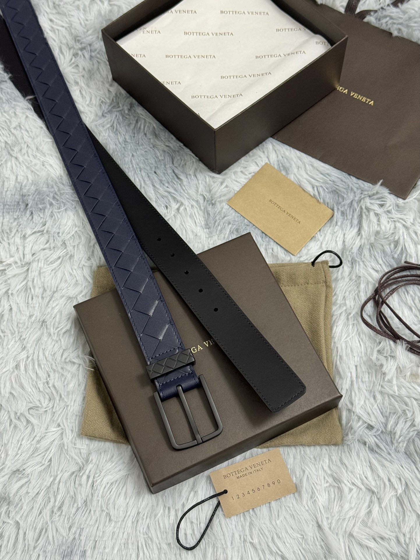 BOTTEGA VENETA   3.5cm   
手工編織牛皮經典之作
每個細節都體現出至高的品味和格調
整體造型增添優雅韻味  
低調奢華的典範
優雅迷人氣息
精緻的手工藝製作。