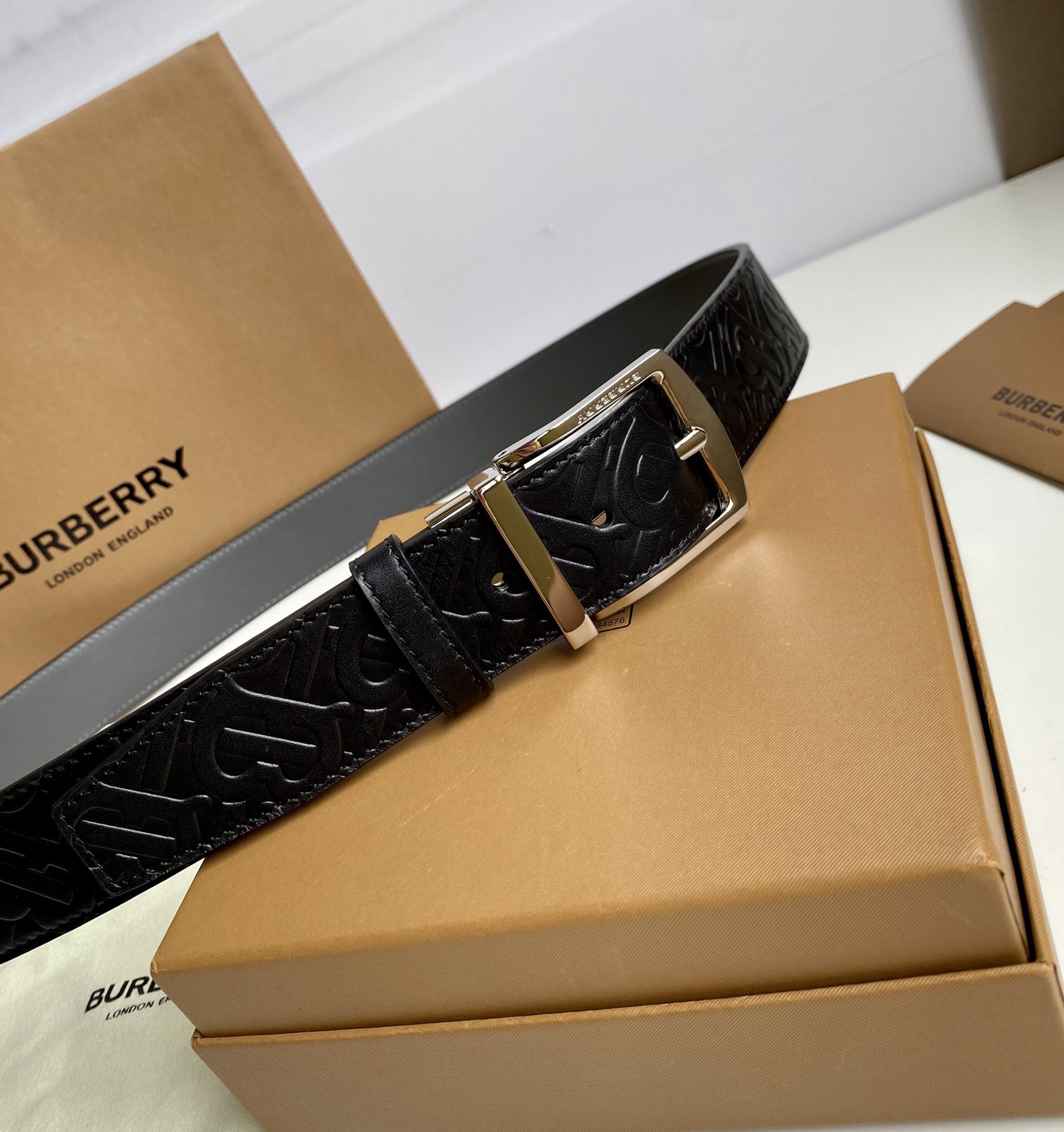 Burberry巴寶莉專櫃同步上新🎉🎉意大利制腰帶 裝飾品牌專屬標識壓花圖案 搭配鍍鈀金搭扣  營造精緻設計感 寬:3.5cm  精緻優雅