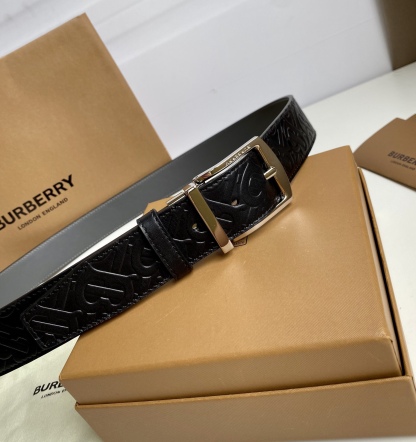 Burberry巴寶莉專櫃同步上新🎉🎉意大利制腰帶 裝飾品牌專屬標識壓花圖案 搭配鍍鈀金搭扣  營造精緻設計感 寬:3.5cm  精緻優雅