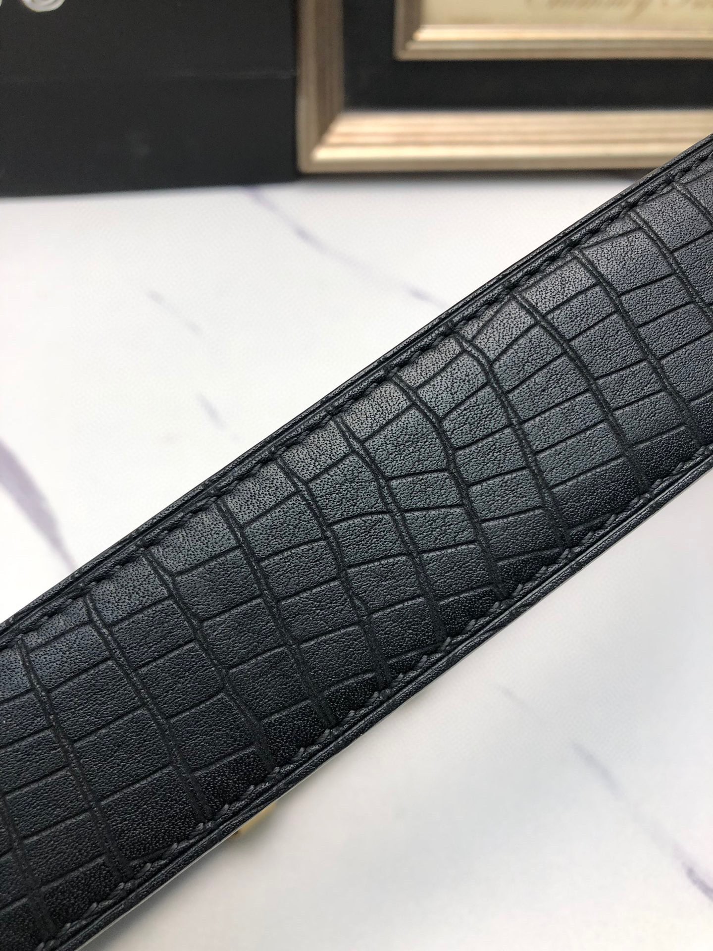 克羅星：原單頭層牛皮燙印花紋面，內襯頭層小牛皮底，搭配原單自動扣，可裁剪的自動帶，此款腰帶面雙採用意大利原定廠制進口牛皮帶身 ，對專版櫃足寬3.5