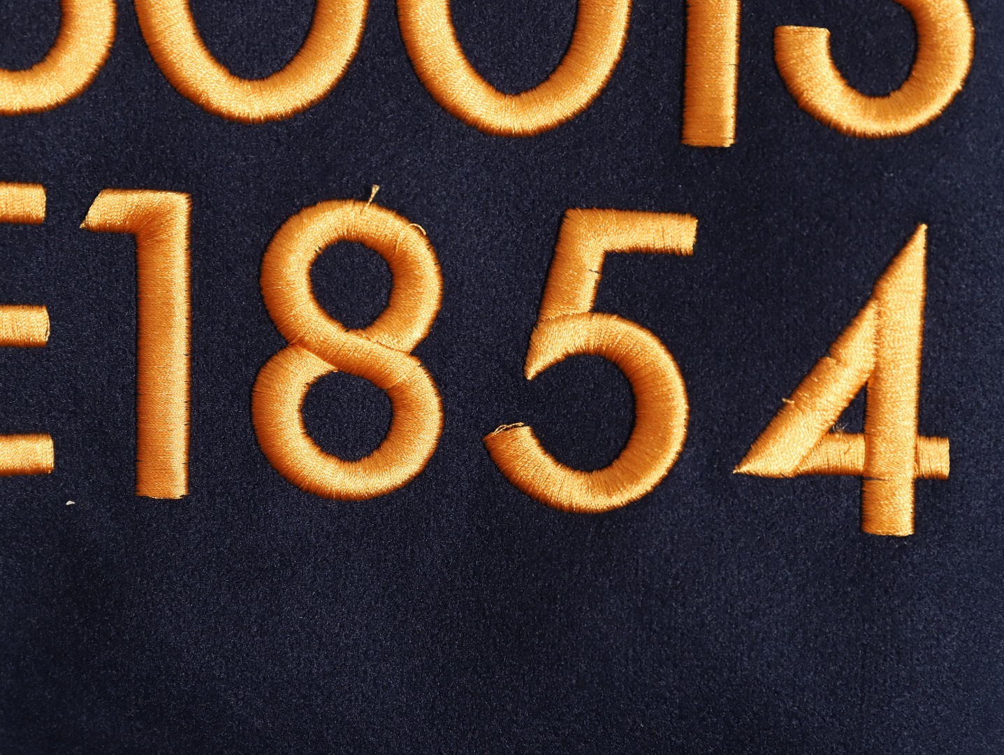 Louis Vuitton/路易威登 26ss 水鑽刺繡棒球服外套
材質拼接：衣身採用藏青色羊毛混紡面料，質感挺括耐磨；袖子為淺棕牛皮材質，柔軟細膩，經典拼皮設計還原美式棒球服復古感。

• 裝飾亮點：左胸位置有重工水鑽+金屬刺繡裝飾，鑲嵌多色寶石與閃鑽，綴有“L.V.M.”字母標識，華麗精緻，辨識度拉滿。

• 版型結構：立領+羅紋條紋領口/袖口/下擺，防風且修飾身形；正面按扣開合，兩側配有插袋，兼顧實用與美觀。
球帽點綴，休閒隨性又有街頭感。
N Size:S-XL