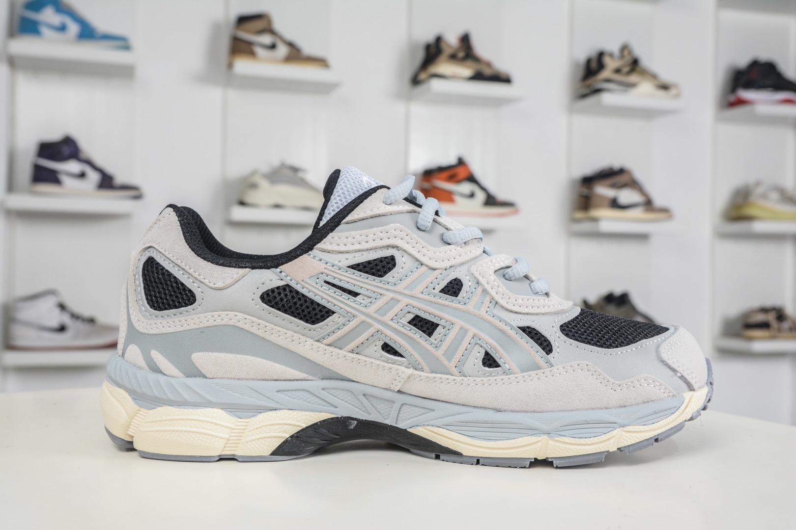 Asics Gel-NYC 亞瑟士運動休閒透氣專業跑鞋 
貨號: 1203A383 004
尺碼：36 37 37.5 38 39.5 40 40.5 41.5 42 42.5 43.5 44 45