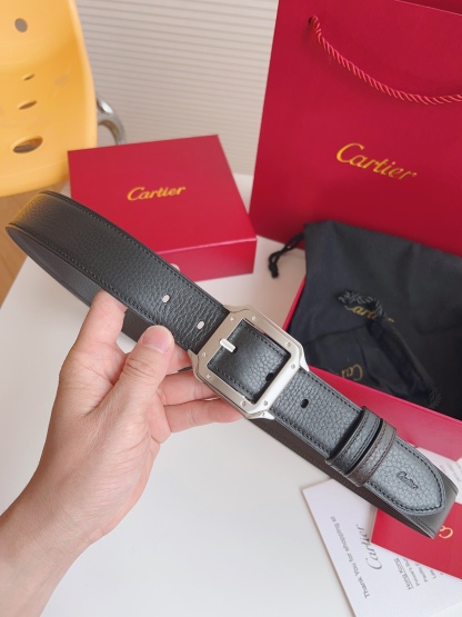 
Cartier（卡地亞）憑借匠心傑作展現與眾不同的美感，融合精湛工藝與經典設計，演繹雋永風格；瀟灑不羈，果敢獨立！此款式易搭配服飾；休閒正裝兩相宜。皮帶寬度：35mm