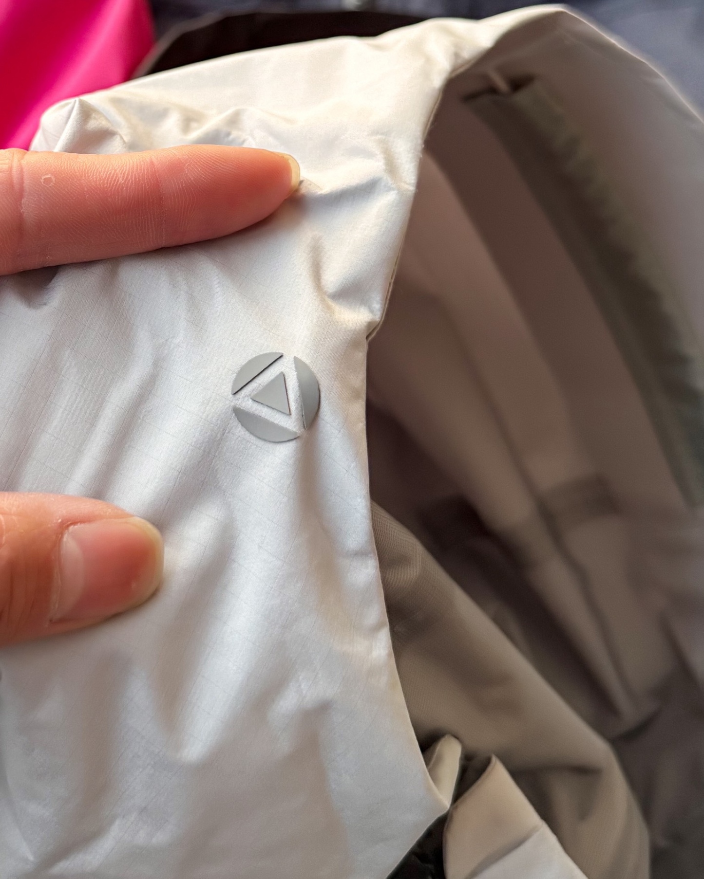 KAILAS凱樂石博格達衝鋒衣！防風防水透氣保溫，六色可選！面料採用與100D Gore-Tex Pro同級防護科技，人性化剪裁設計立體剪裁在肩部、肘部預留充足活動空間，背負重包時也不會束縛動作。風帽後側設有抽繩調節系統，暴雨時收緊可防止雨水糊臉；袖口採用鈎環固定，大幅活動時不易移位。透氣與輕量平衡腋下雙拉鍊設計能在運動時形成有效通風。整體重量控制得當，長途徒步不會造成負擔。可拆卸內膽：三合一設計最驚喜的是羽絨內膽
羽絨內膽特別輕便，保暖效果很好；可拆卸，很方便穿脫，拆掉羽絨內膽，就是一件風殼