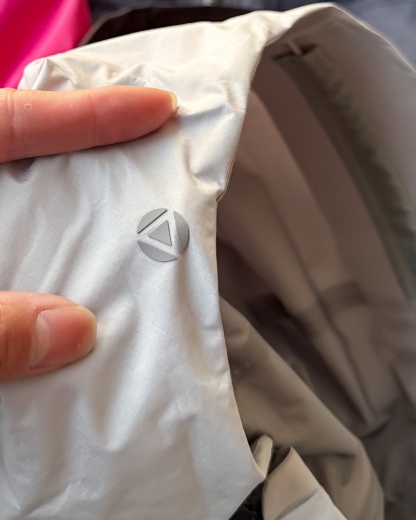 KAILAS凱樂石博格達衝鋒衣！防風防水透氣保溫，六色可選！面料採用與100D Gore-Tex Pro同級防護科技，人性化剪裁設計立體剪裁在肩部、肘部預留充足活動空間，背負重包時也不會束縛動作。風帽後側設有抽繩調節系統，暴雨時收緊可防止雨水糊臉；袖口採用鈎環固定，大幅活動時不易移位。透氣與輕量平衡腋下雙拉鍊設計能在運動時形成有效通風。整體重量控制得當，長途徒步不會造成負擔。可拆卸內膽：三合一設計最驚喜的是羽絨內膽
羽絨內膽特別輕便，保暖效果很好；可拆卸，很方便穿脫，拆掉羽絨內膽，就是一件風殼