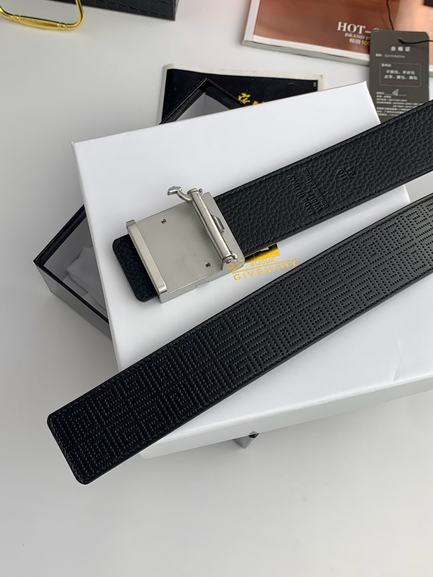 【紀梵希】新款男士 頭層小牛皮黑色壓花腰帶，內襯荔枝紋底，寬38毫米.搭配不鏽鋼經典4G自動扣.商務服裝造型的完美搭配。永恆經典！