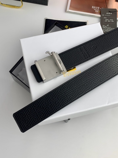 【紀梵希】新款男士 頭層小牛皮黑色壓花腰帶，內襯荔枝紋底，寬38毫米.搭配不鏽鋼經典4G自動扣.商務服裝造型的完美搭配。永恆經典！